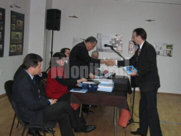 Înmânarea medaliei jubiliare directorului Bibliotecii Bucovinei, Gabriel Cărăbuș