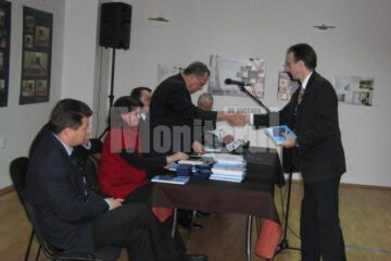 Înmânarea medaliei jubiliare directorului Bibliotecii Bucovinei, Gabriel Cărăbuș