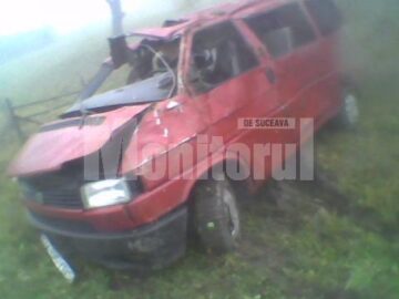 Tragedie: Mamă și fiu, morți după ce s-au prăbușit cu un microbuz într-o râpă de 100 de metri