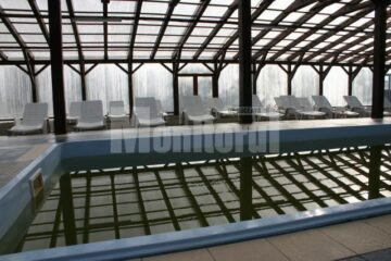 Ofertă doi în unu: Relaxare și tratament în piscina acoperită, cu apă sărată, de la Cacica