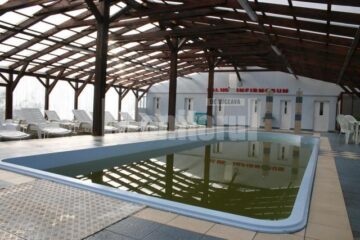 Piscina acoperită de la Cacica îi așteaptă atât pe cei care doresc să se relaxeze, cât și pe cei care doresc să urmeze un tratament
