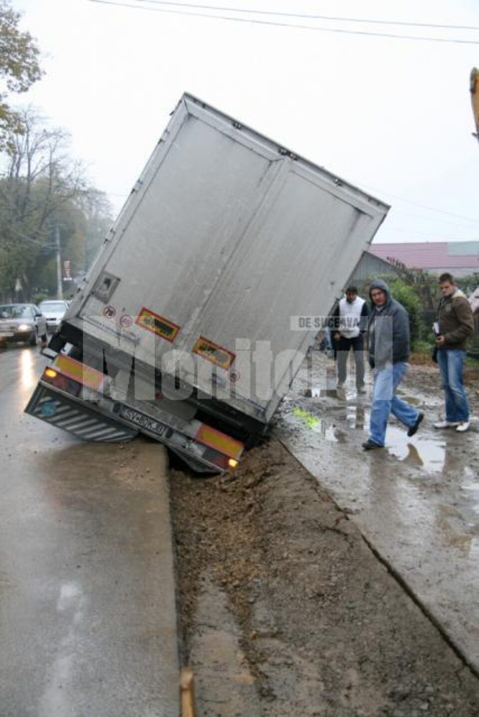 Partea din spate a tirului, afundata puternic in sant
