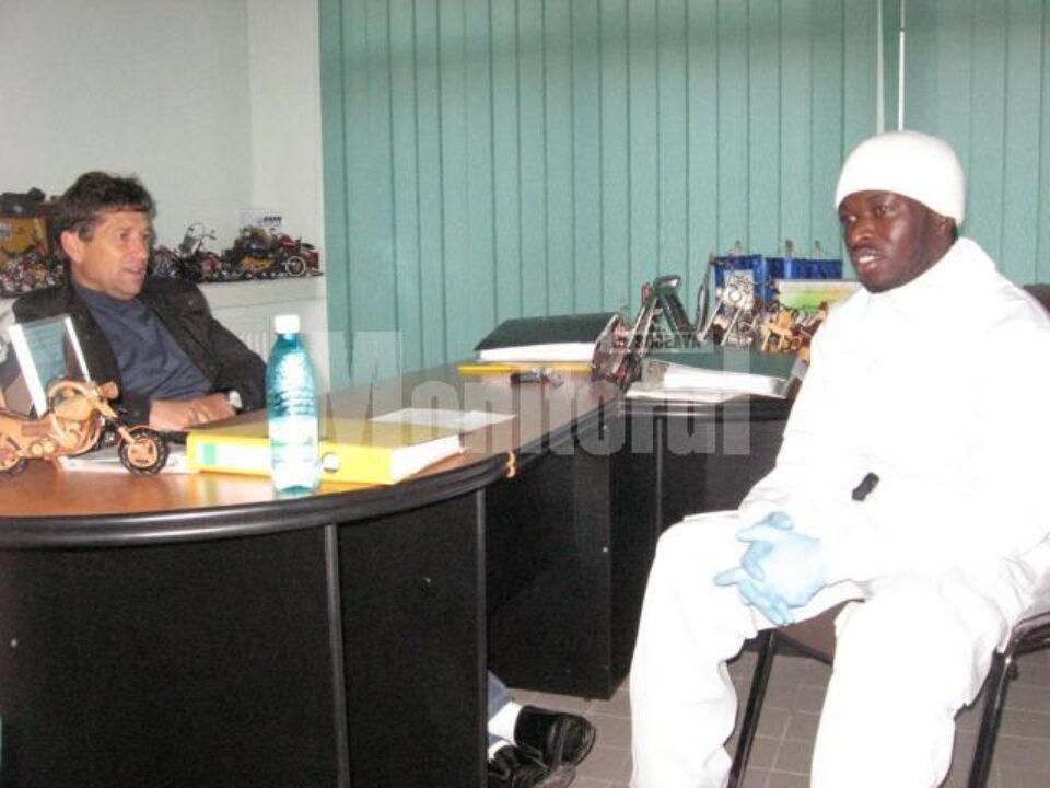 Alexandru Scheul, proprietarul firmei SC Killer, și James Okere Gospel, azilantul nigerian