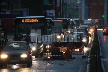 Cozi interminabile: Principala arteră de circulație a Sucevei, paralizată din nou de lucrările ISPA