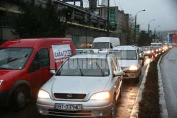 Cozi interminabile: Principala arteră de circulație a Sucevei, paralizată din nou de lucrările ISPA