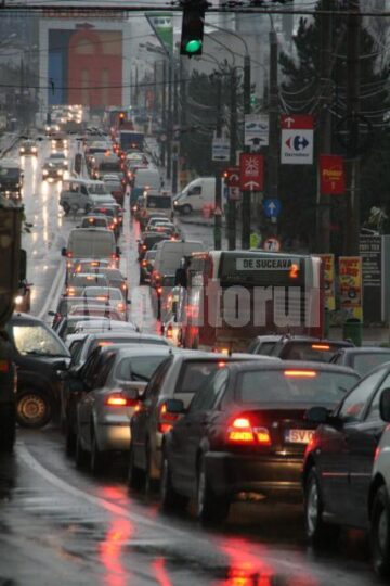 Cozi interminabile: Principala arteră de circulație a Sucevei, paralizată din nou de lucrările ISPA