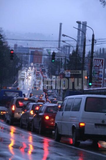 Cozi interminabile: Principala arteră de circulație a Sucevei, paralizată din nou de lucrările ISPA