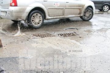 O nouă groapă, suficient de mare încât trecătorii să își rupă picioarele în ea, a apărut în trotuarul din spatele Casei de Cultură