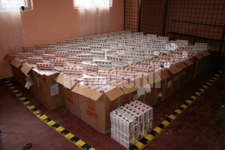 Poliția de frontieră: Microbuz burdușit cu țigări și contrabandiști reținuți cu uz de armă