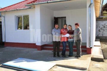 Una dintre cele patru familii care au primit în mod oficial cheile noilor locuințe de la conducerea fabricii Egger din Rădăuți