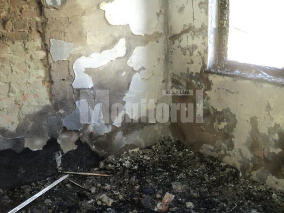 Dezastrul rămas în locuință, după incendiul provocat de proprietar