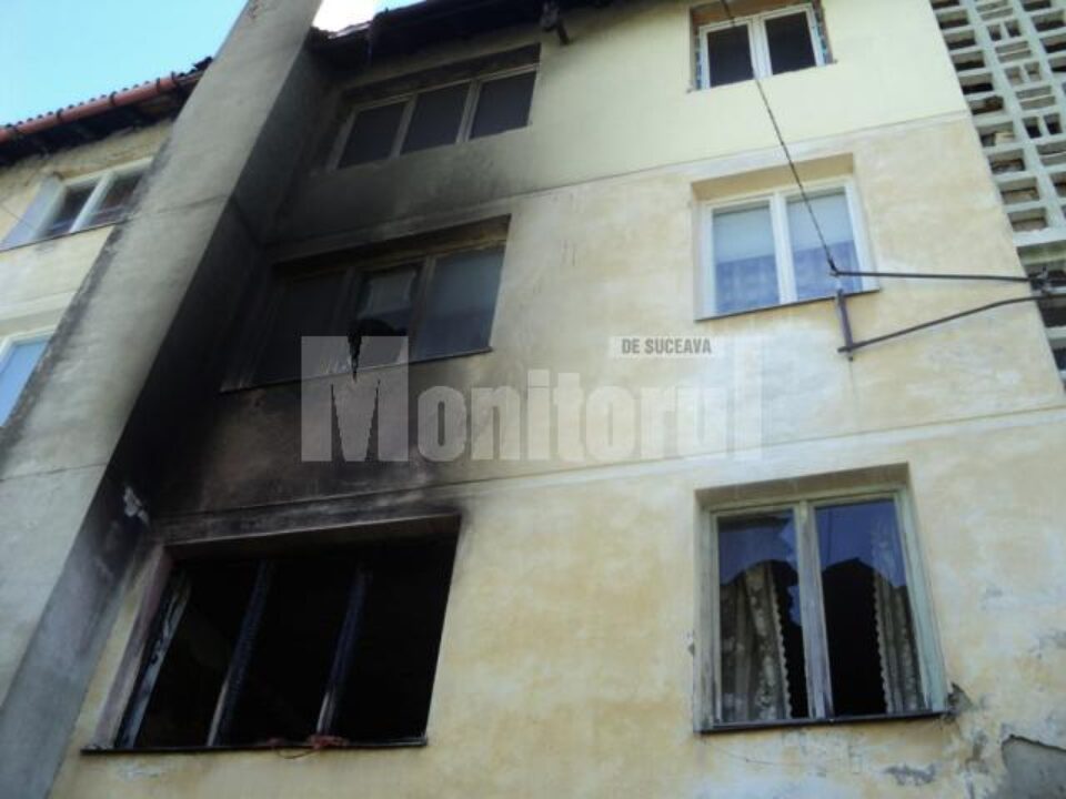 Flăcările s-au extins și la etajele superioare