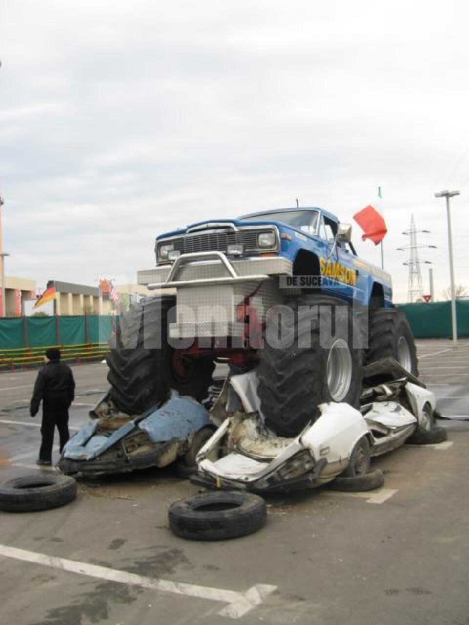 Monster Truck a distrus cu roțile două „Dacii”