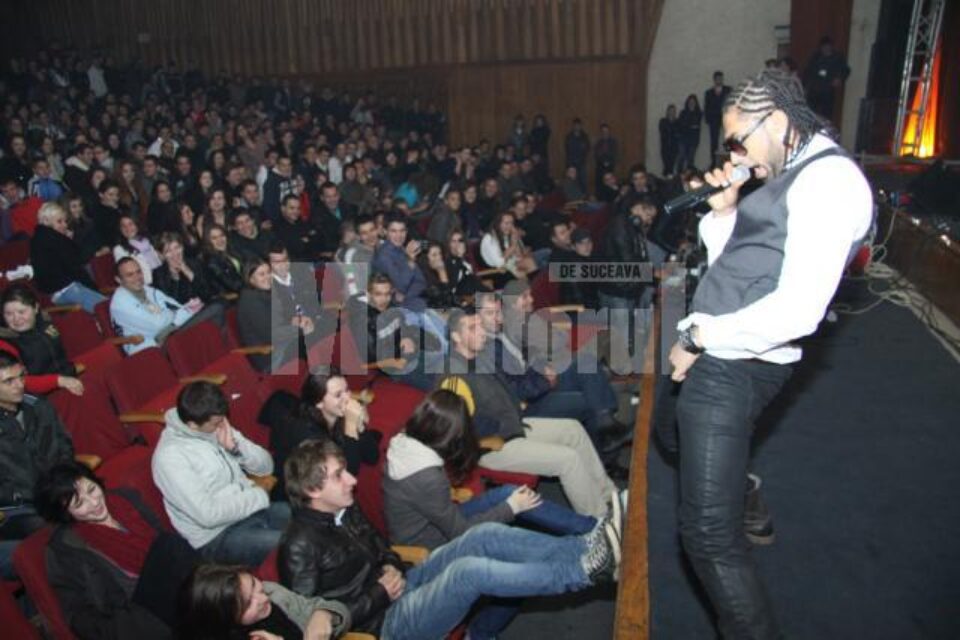 Connect-r gesticulând în fața adolescentei cu care s-a certat