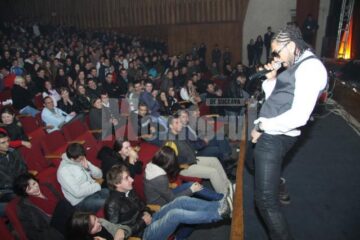 Connect-r gesticulând în fața adolescentei cu care s-a certat