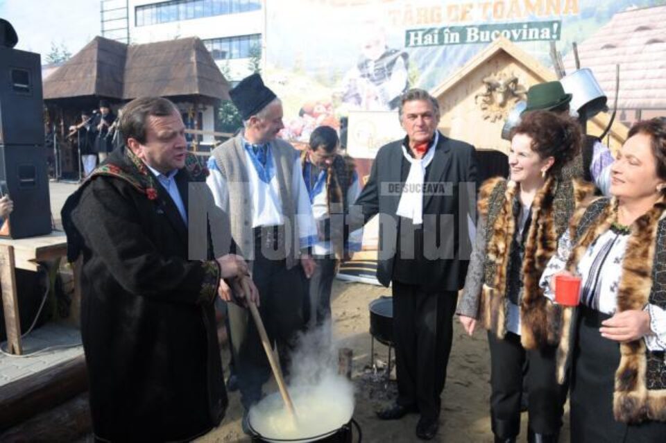 Gheorghe Flutur și Florin Piersic prepară balmoș la ceaun