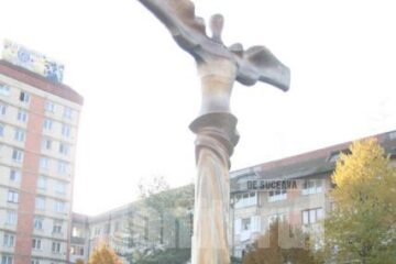 Ceremonial: Depuneri de coroane la statuia Bucovina Înaripată de Ziua Armatei