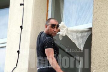 Adrian Aursulesei, acum câteva luni, când amenința că se aruncă în gol, dacă primarul nu îi dă casă