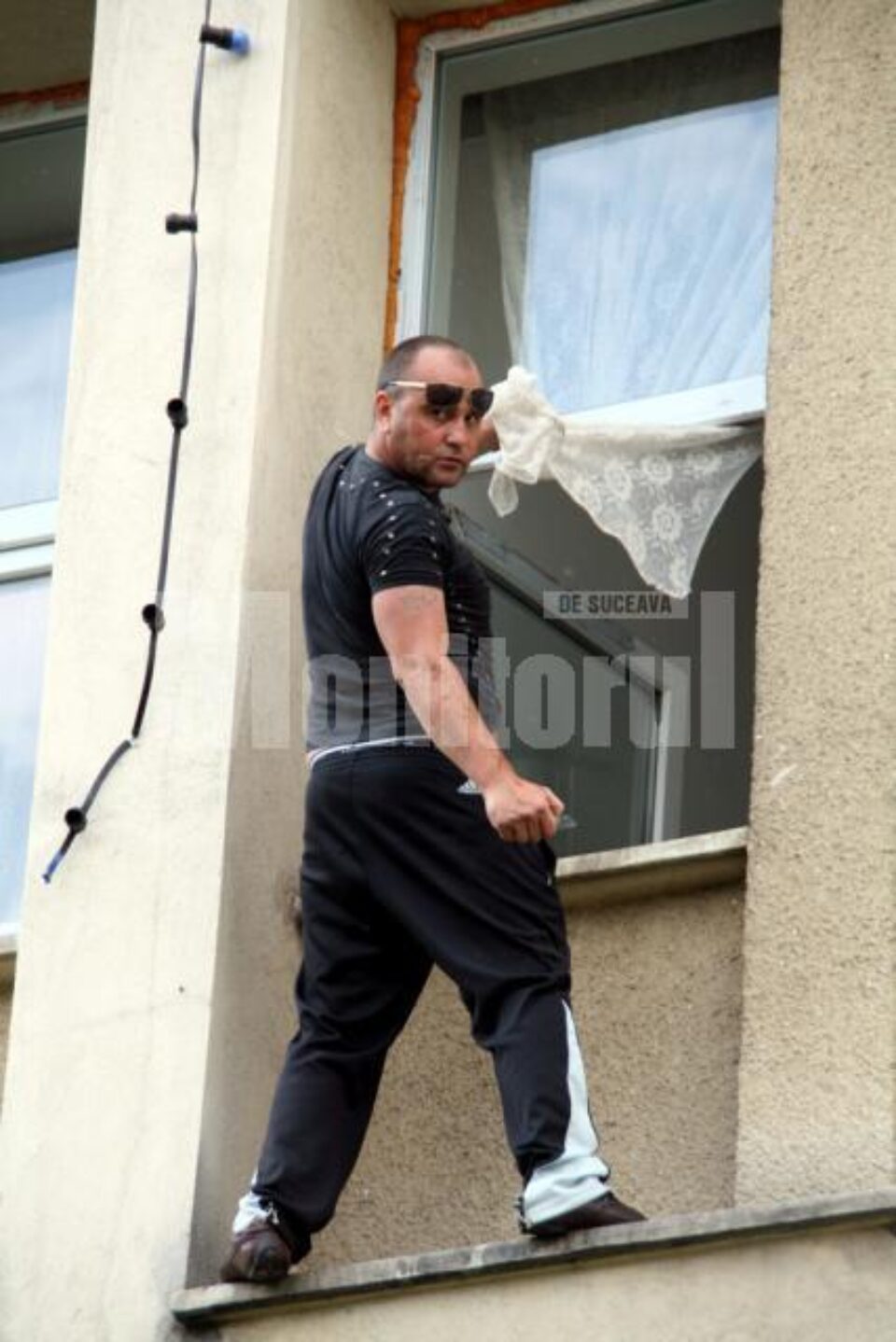 Adrian Aursulesei, acum câteva luni, când amenința că se aruncă în gol, dacă primarul nu îi dă casă