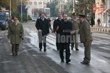 Ceremonial: Depuneri de coroane la statuia Bucovina Înaripată, de Ziua Armatei