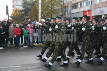 Ceremonial: Depuneri de coroane la statuia Bucovina Înaripată, de Ziua Armatei
