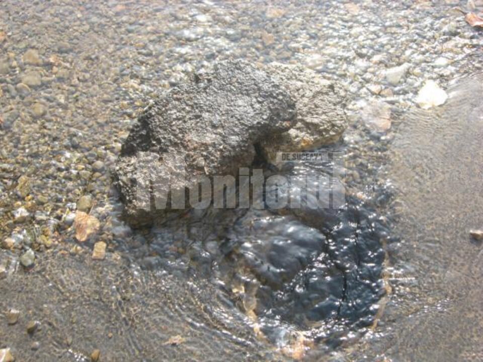 Gura din care au țâșnit mari cantități de apă