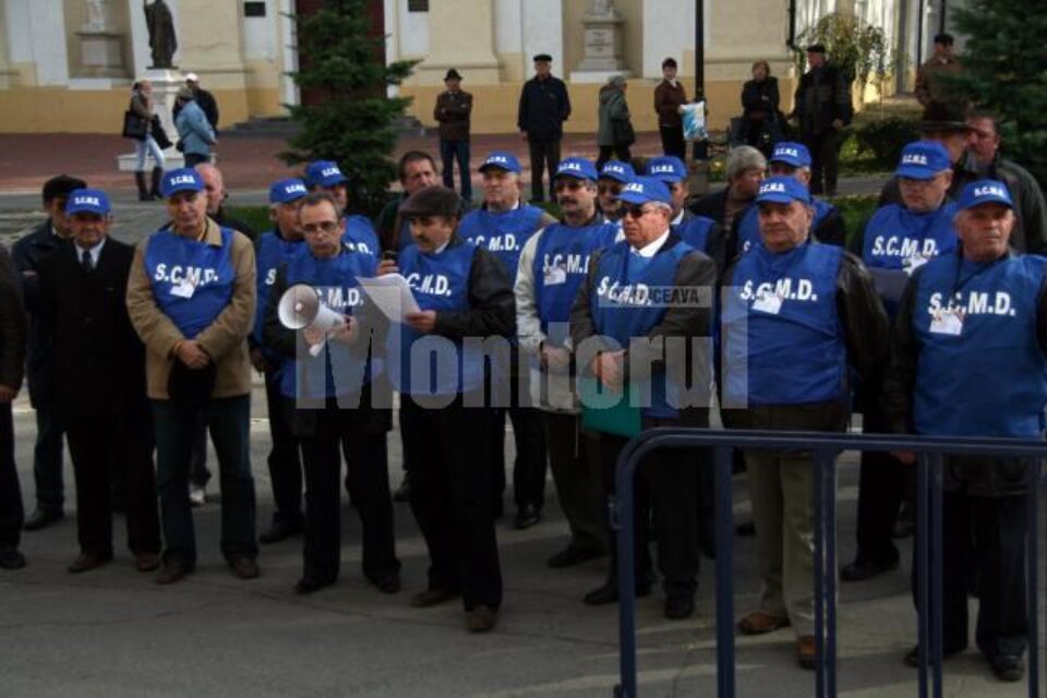 Filialele Suceava și Rădăuți ale Sindicatului Cadrelor Militare Disponibilizate în Retragere și în Rezervă au organizat, ieri, un pichet, timp de o oră, la Prefectura Suceava