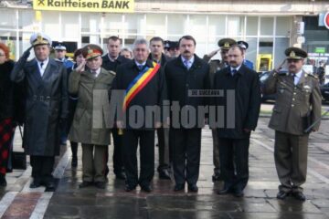 Ceremonial: Depuneri de coroane la statuia Bucovina Înaripată, de Ziua Armatei