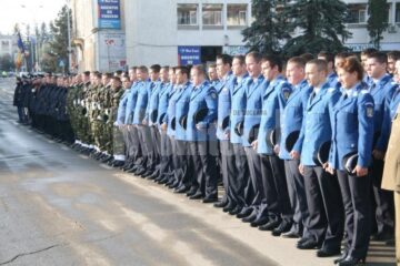 Ceremonial: Depuneri de coroane la statuia Bucovina Înaripată, de Ziua Armatei