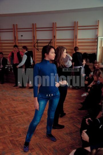 Repetitii in micuta sala de sport de la Colegiul de Informatica. Foto: Honey CRAMARIUC