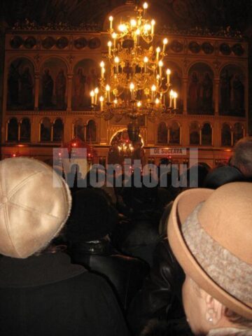 Slujbă arhierească: Arhiepiscopul Tomisului și Arhiepiscopul Sucevei, prezenți ieri la hramul Bisericii „Sf. Dumitru”