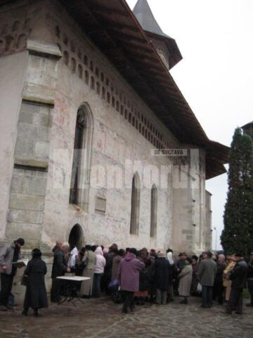 Slujbă arhierească: Arhiepiscopul Tomisului și Arhiepiscopul Sucevei, prezenți ieri la hramul Bisericii „Sf. Dumitru”