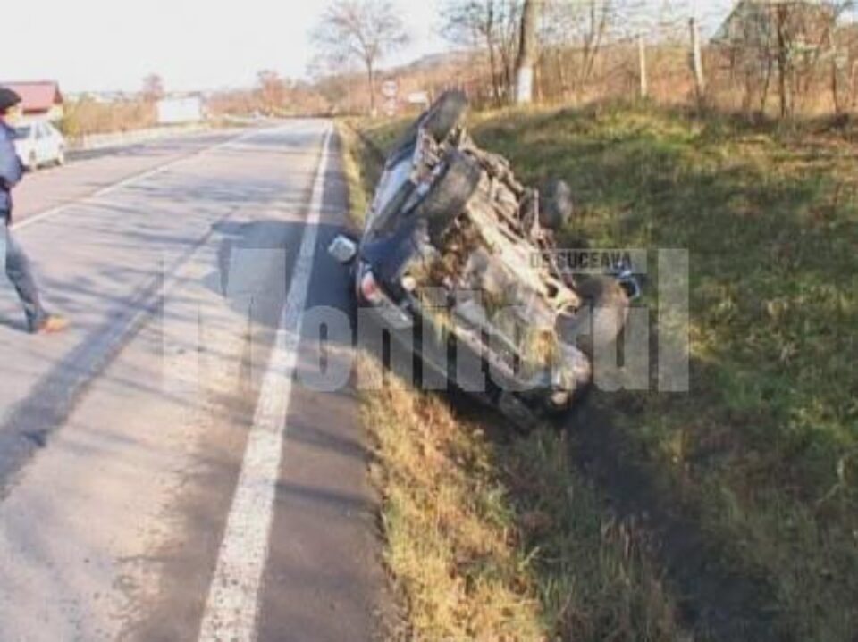 Cu roțile-n sus: Băut la volan, s-a răsturnat cu mașina într-un șanț de pe DN 2