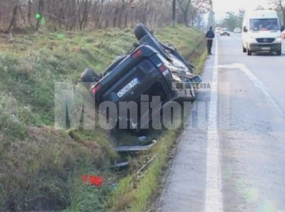 Autoturismul s-a răsturnat în șanțul de la marginea drumului