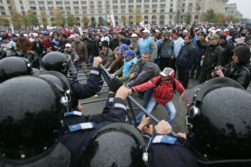 Îmbrânceli între protestatari și jandarmi. Foto: MEDIAFAX
