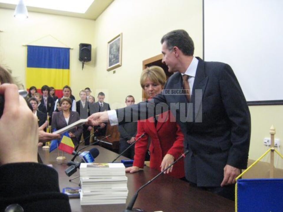 Vizită: Principele Radu și Principesa Margareta au vizitat trei unități de învățământ din județ Vizită: Principele Radu și Principesa Margareta au vizitat trei unități de învățământ din județ