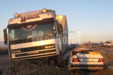 Din impact, autoturismul Mercedes a fost târât până în șanț