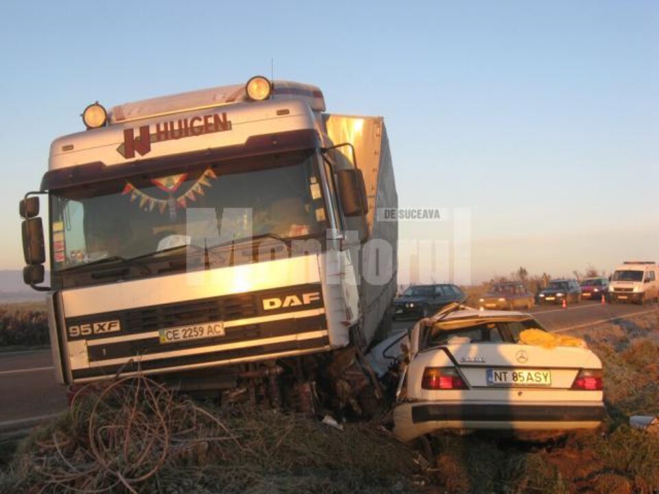 Din impact, autoturismul Mercedes a fost târât până în șanț