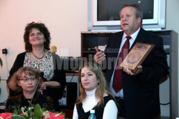Inspectorul general adjunct Vasile Monacu și directorul colegiului humorean, Mihaela Ursaciuc