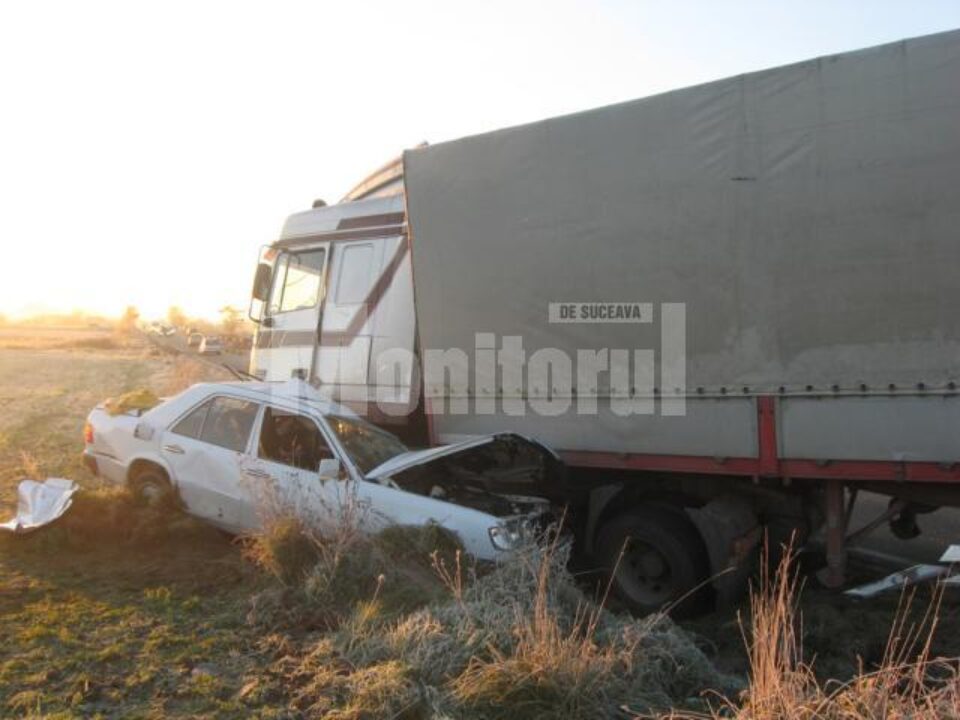 Din impact, autoturismul Mercedes a fost târât până în șanț