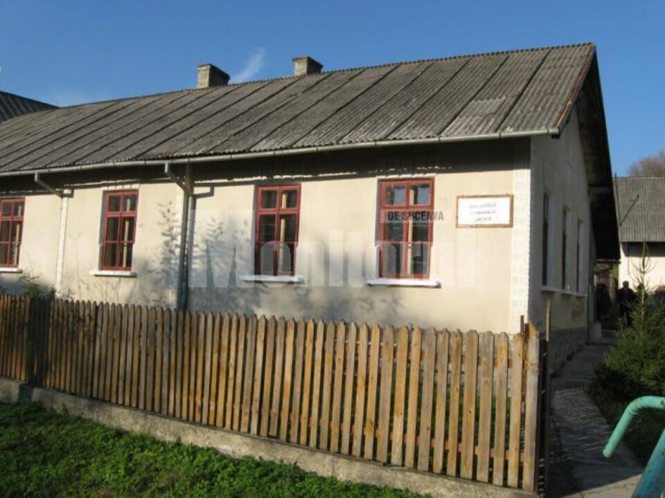 Biblioteca din Cacica - fațada
