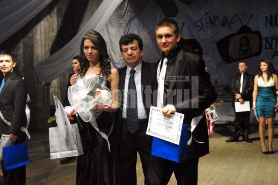 Miss, Denisa Dascălescu, și Mister, Cosmin Croitoriu, împeuna cu directorul Colegiului de Informatica, Virginel Iordache . Foto: ArTiStul - OrasulSUCEAVA.ro