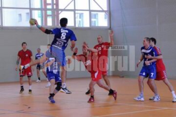 Handbaliștii echipei Universitatea Suceava au disputat două meciuri de pregătire pe teren propriu, în compania colegei din Liga Națională, Dinamo Brașov