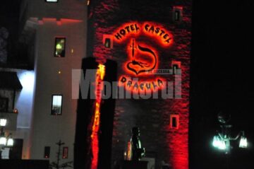Halloween: Vrăjitoare din trei județe și-au dat întâlnire la Castelul Contelui Dracula