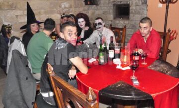 Halloween: Vrăjitoare din trei județe și-au dat întâlnire la Castelul Contelui Dracula