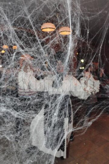 Halloween: Vrăjitoare din trei județe și-au dat întâlnire la Castelul Contelui Dracula