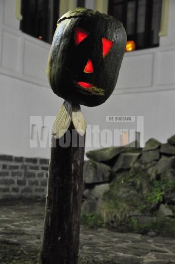 Halloween: Vrăjitoare din trei județe și-au dat întâlnire la Castelul Contelui Dracula