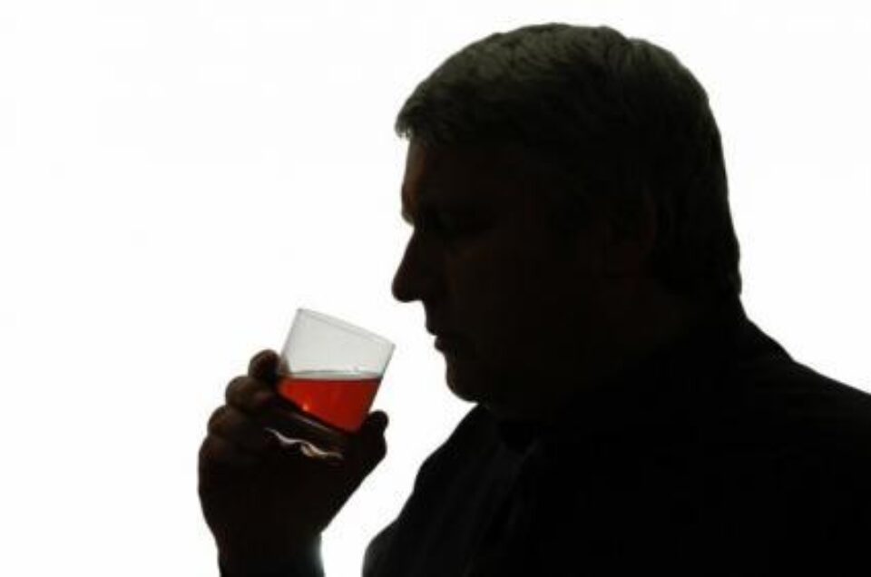 Alcoolul este cea mai periculoasă substanță, dacă se ține cont de efectele asupra societății Alcoolul este cea mai periculoasă substanță, dacă se ține cont de efectele asupra societății