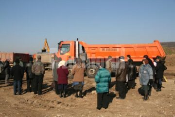 Protestatarii decisi sa se puna in fata utilajelor