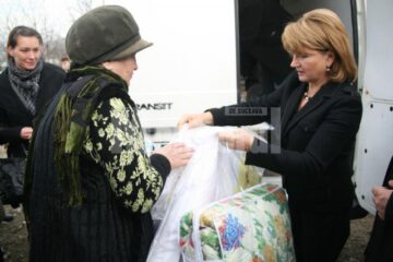 Maria Băsescu a adus la Șerbăuți un transport de ajutoare pentru cele șapte familii care se vor muta în case noi